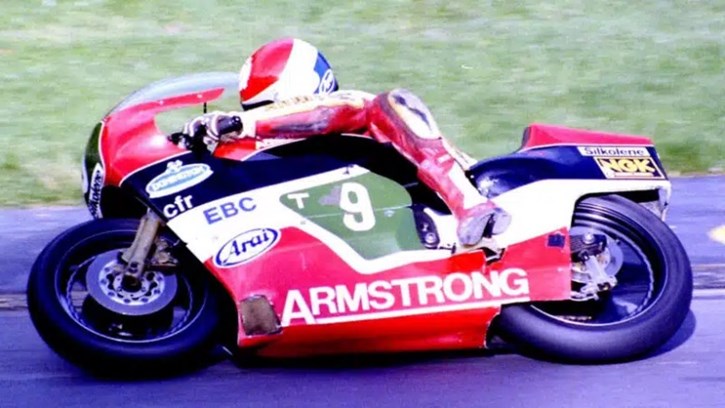 Ο Mackenzie με την φουλ carbon-fibre GP μοτοσυκλέτα – την Armstrong 250 – στο Brands Hatch στις αρχές της δεκαετίας του